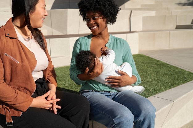 Coup moyen femme allaitant bébé