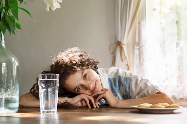 Photo coup moyen femme allongée sur la table