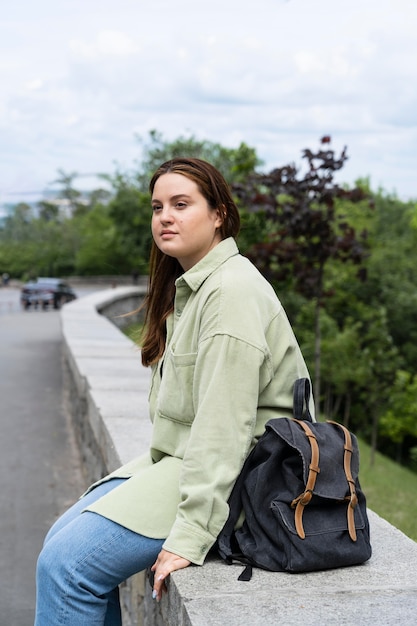 Coup moyen femme assise à l'extérieur