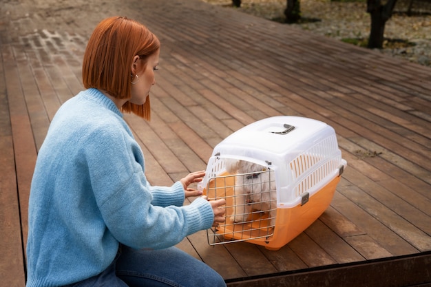 Coup moyen femme avec cage pour animaux de compagnie