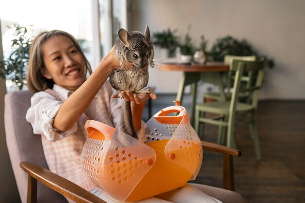 Photo coup moyen femme avec chinchilla mignon