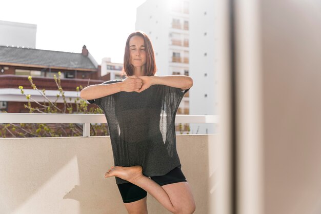 Photo coup moyen femme debout sur balcon