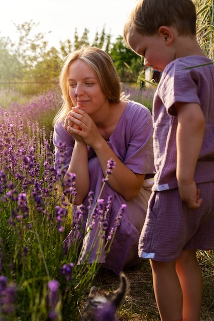 Photo coup moyen femme et enfant dans un champ de lavande