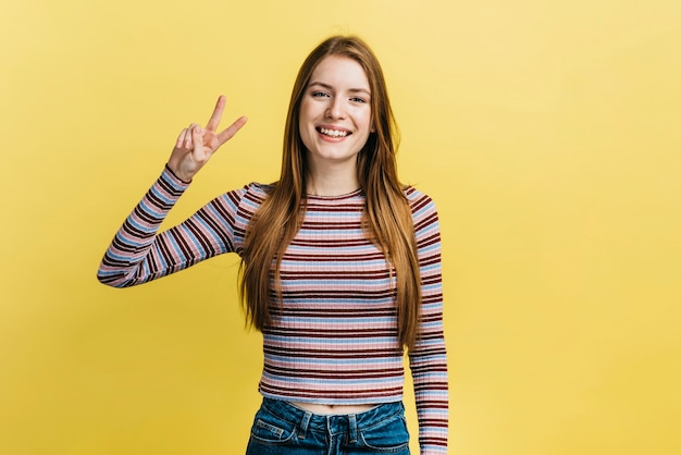 Coup moyen femme faisant le signe de la paix