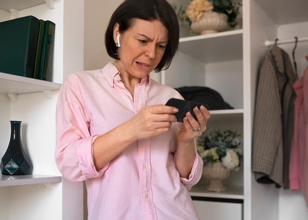 Coup moyen femme jouant avec son téléphone