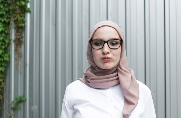 Coup moyen de femme à lunettes