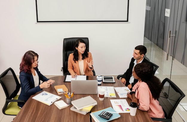 Photo coup moyen femme menant l'équipe au bureau