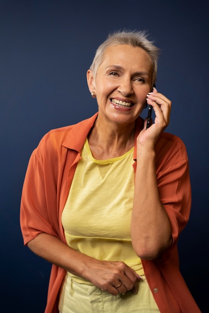 Photo coup moyen femme parlant au téléphone