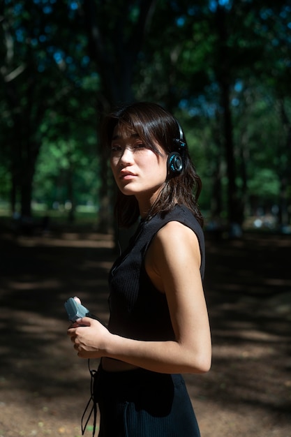 Photo coup moyen femme portant des écouteurs