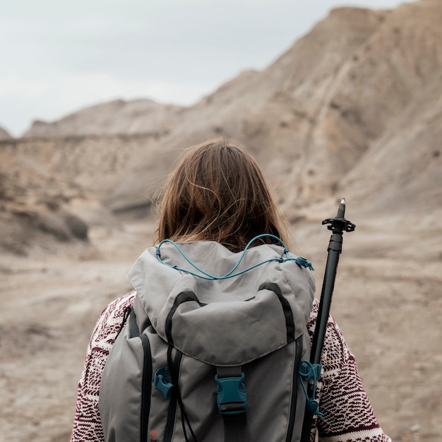 Coup moyen femme portant un sac à dos