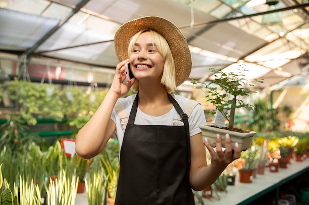 Photo coup moyen femme prenant au téléphone