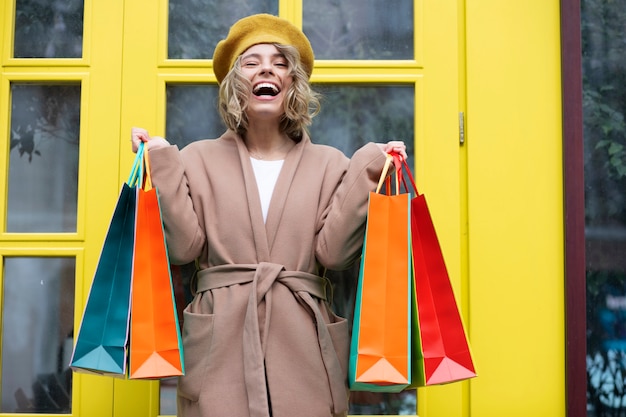 Coup moyen femme avec des sacs à provisions