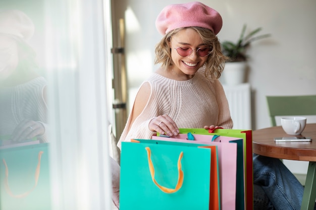 Coup moyen femme avec des sacs à provisions