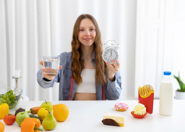 Photo coup moyen femme tenant un verre d'eau