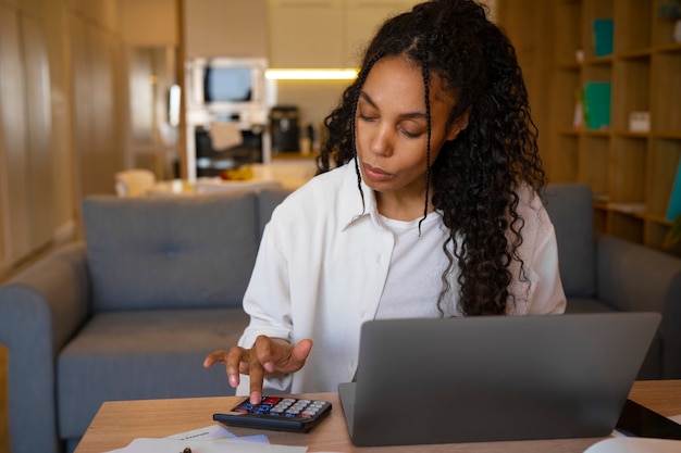 Coup moyen femme travaillant comme économiste