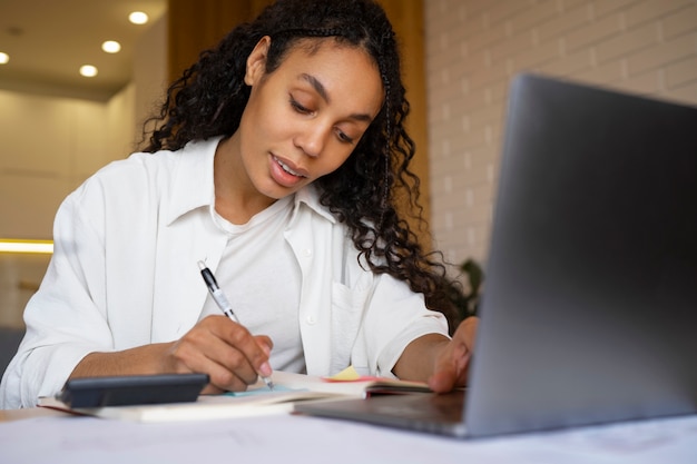 Coup moyen femme travaillant comme économiste