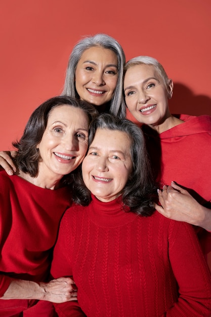 Coup moyen femmes âgées posant ensemble