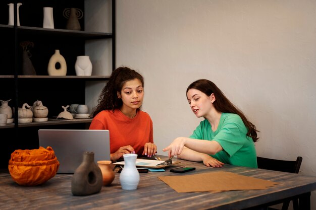 Coup moyen femmes assises à table