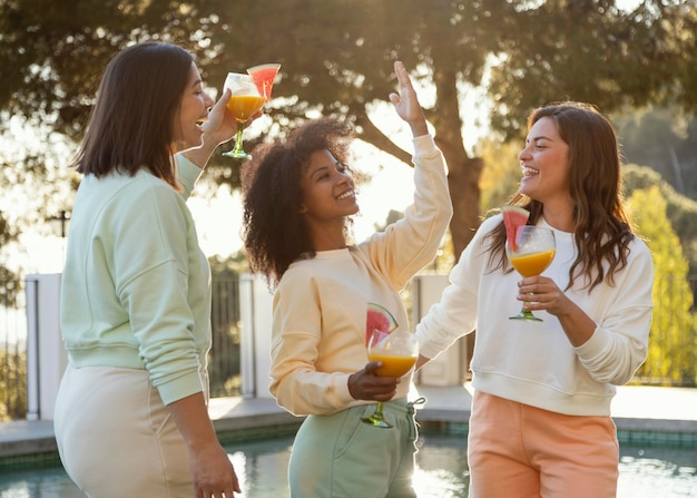 Coup Moyen Des Femmes Avec Des Boissons