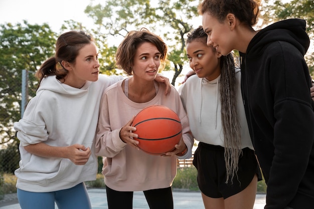 Coup moyen femmes jouant au basket