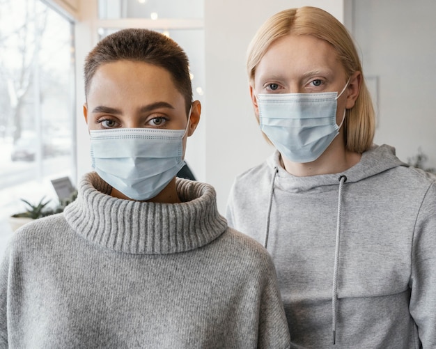 Photo coup moyen des femmes portant des masques