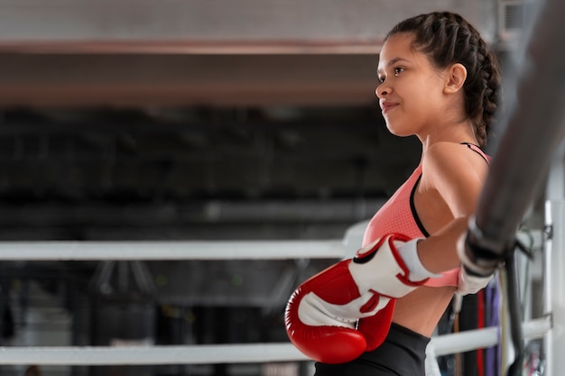 Coup moyen fille apprenant la boxe