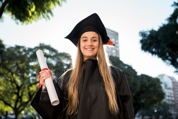 Photo coup moyen fille à sa graduation