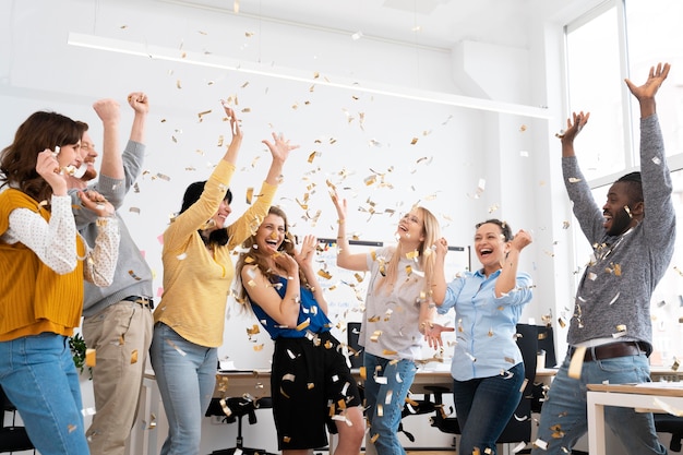 Photo coup moyen des gens excités célébrant