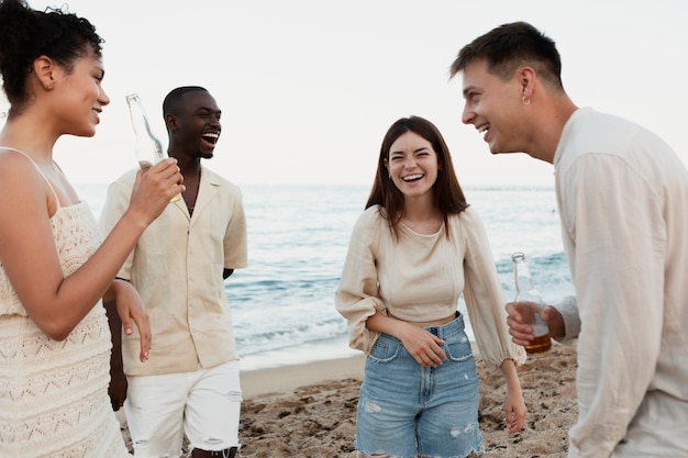 Coup moyen des gens s'amusant à la plage