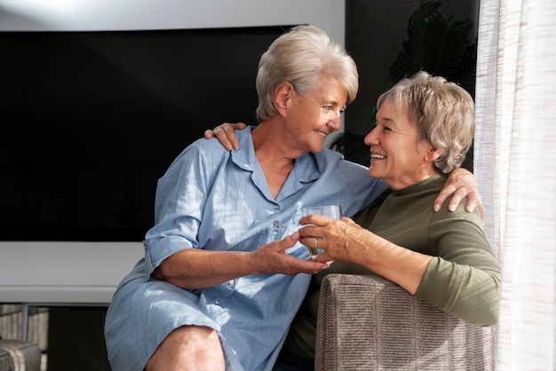 Photo coup moyen heureux couple de personnes âgées queer