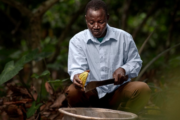 Photo coup moyen homme assis à l'extérieur