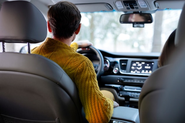 Coup moyen homme conduisant une voiture