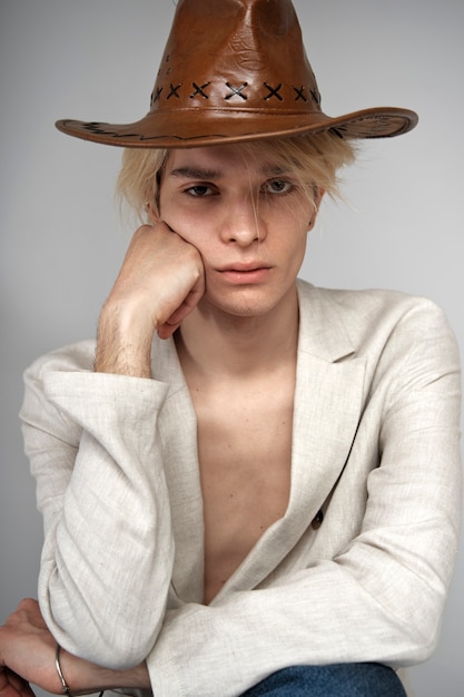 Photo coup moyen homme portant un chapeau de cowboy au studio