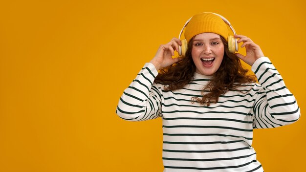 Photo coup moyen jeune femme posant avec un casque