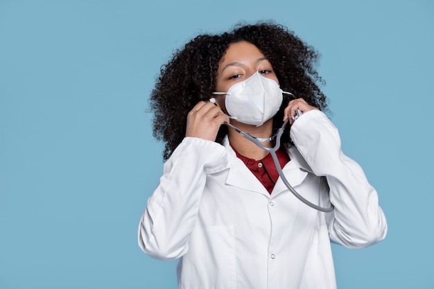 Photo coup moyen jeune médecin tenant un stéthoscope