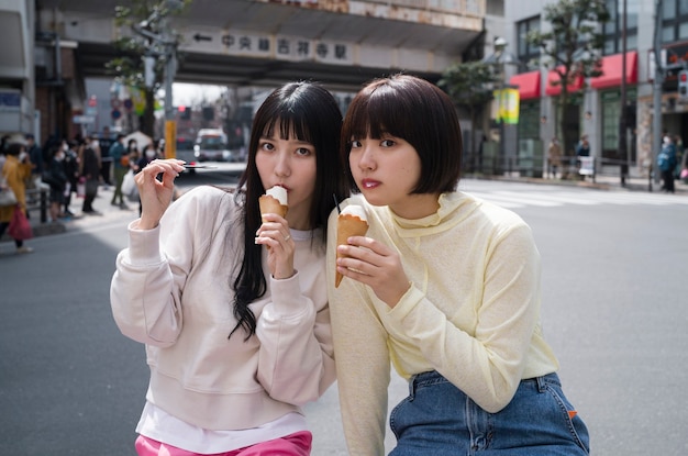 Photo coup moyen de jeunes femmes avec de la glace