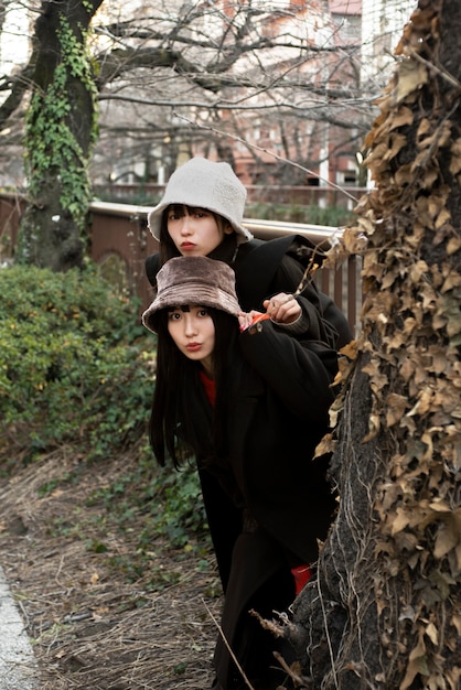 Photo coup moyen de jeunes femmes portant des chapeaux