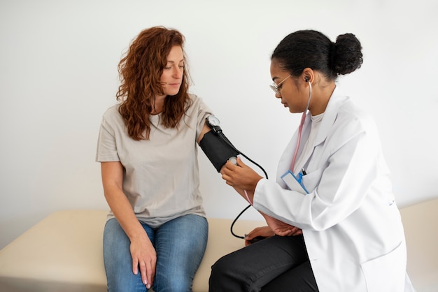 Photo coup moyen médecin vérifiant le patient