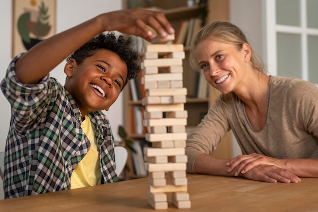 Photo coup moyen mère et enfant jouant au jeu