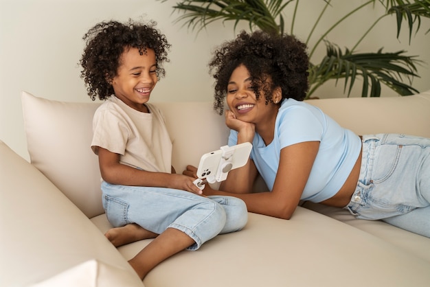 Photo coup moyen mère et enfant avec smartphone