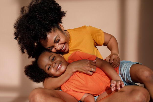 Photo coup moyen mère et fille posant en studio