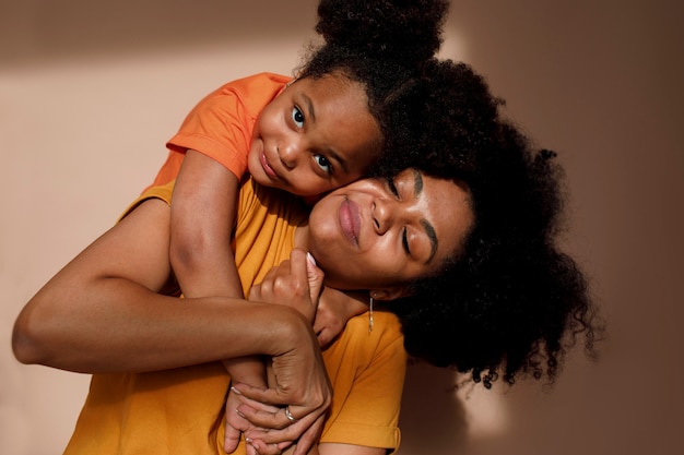 Photo coup moyen mère et fille posant en studio