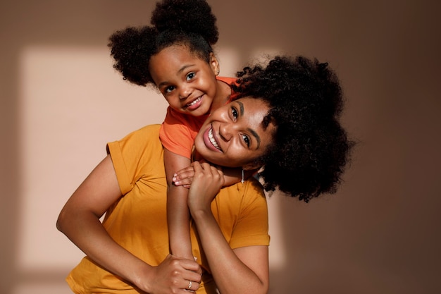 Photo coup moyen mère et fille posant en studio