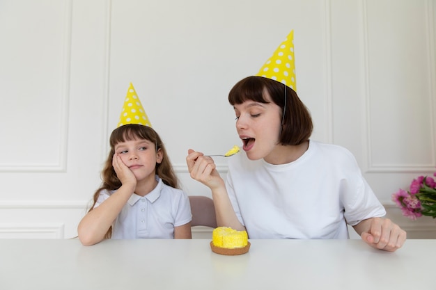 Coup Moyen Mère Mangeant Un Petit Gâteau