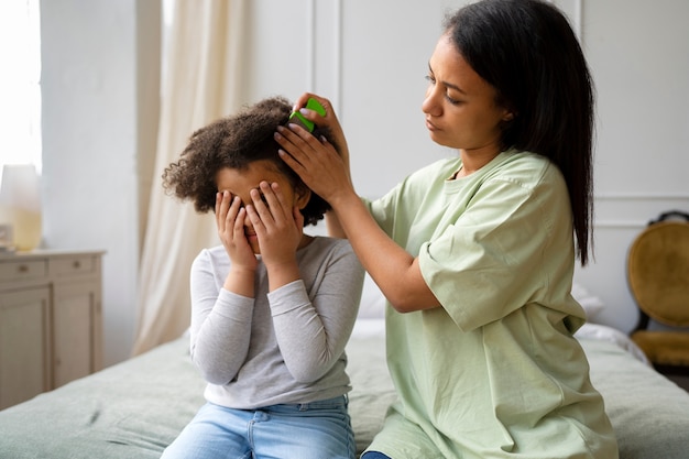 Photo coup moyen mère prenant soin d'un enfant