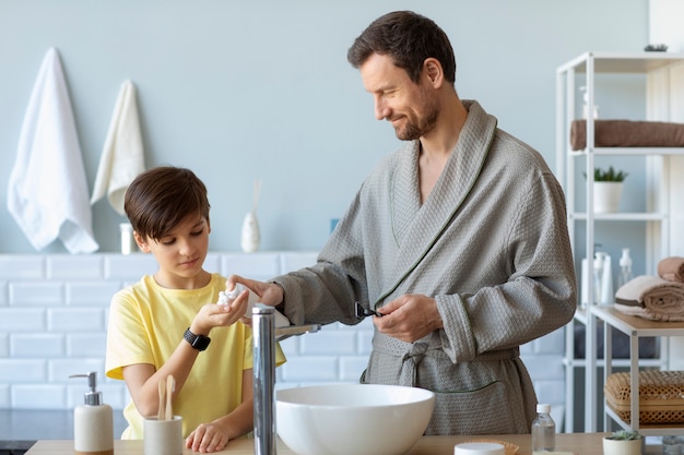 Photo coup moyen père versant de la crème à raser