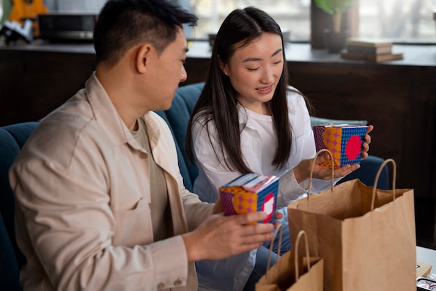 Photo coup moyen de personnes mangeant de la nourriture asiatique