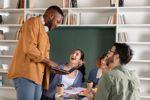 Coup moyen de personnes qui étudient ensemble