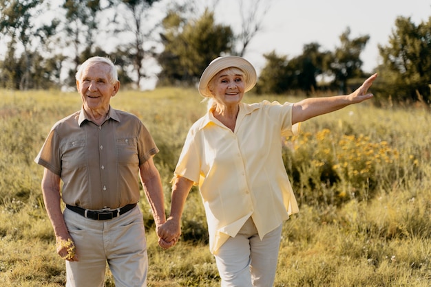 Photo coup moyen senior couple main dans la main