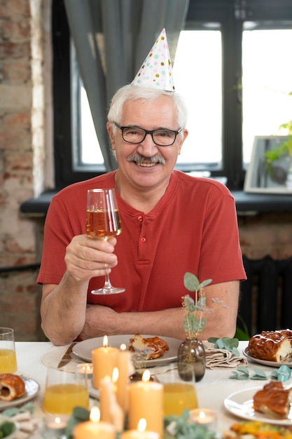 Coup moyen senior man holding drink